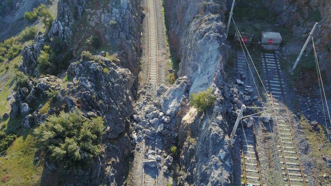 Deprem demiryollarını da vurdu! Raylar eğrildi, trenler devrildi, kayalar düştü! İşte dehşetin fotoğrafları 2